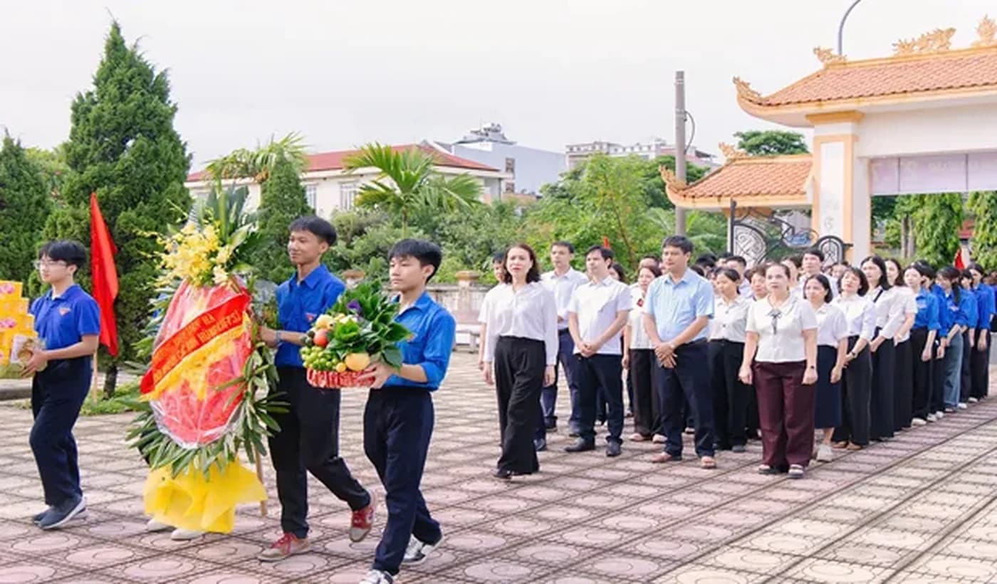Hoạt động Đoàn Thanh niên Trường THPT Liên Hà 12