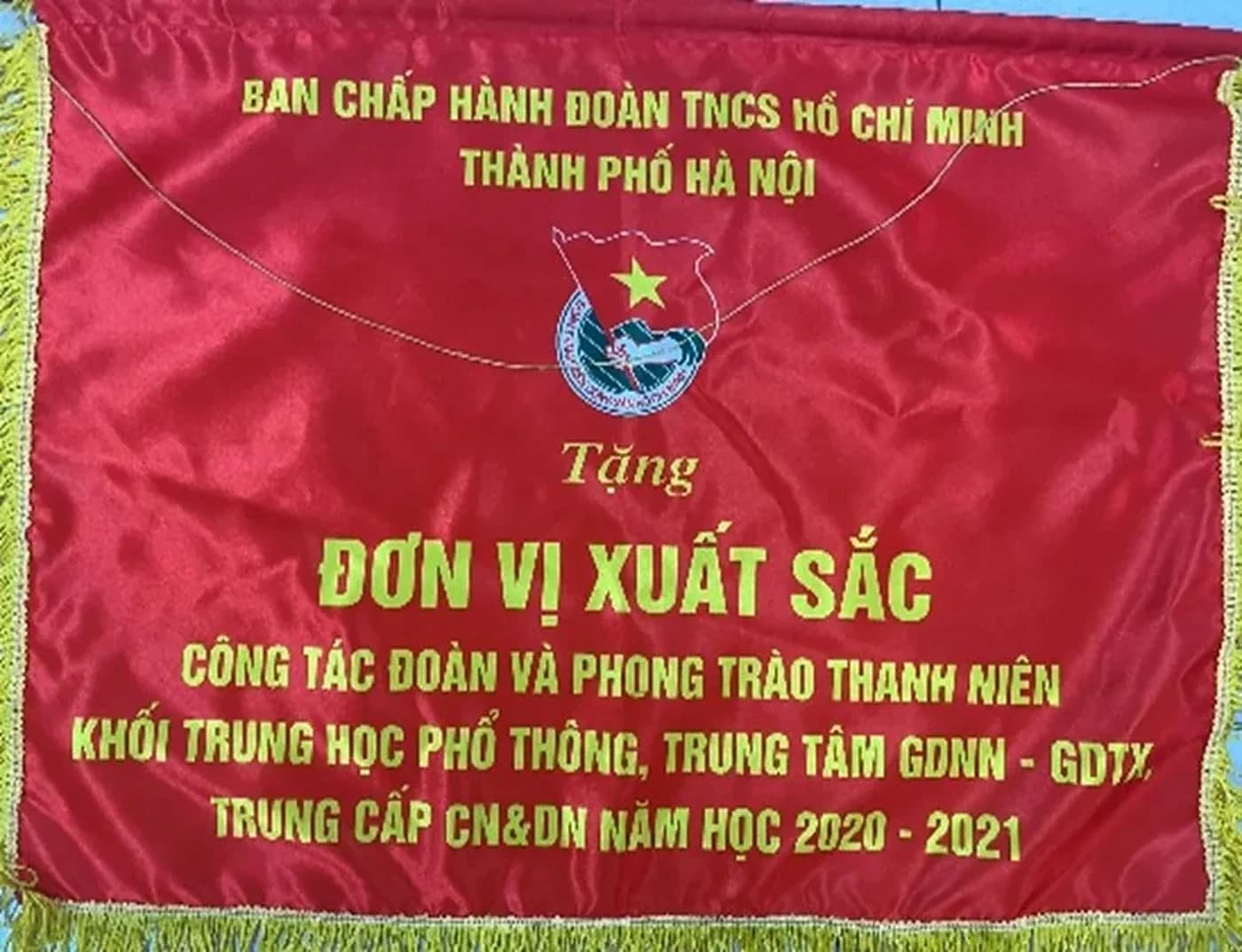 Cờ thi đua Đoàn trường THPT Liên Hà 2